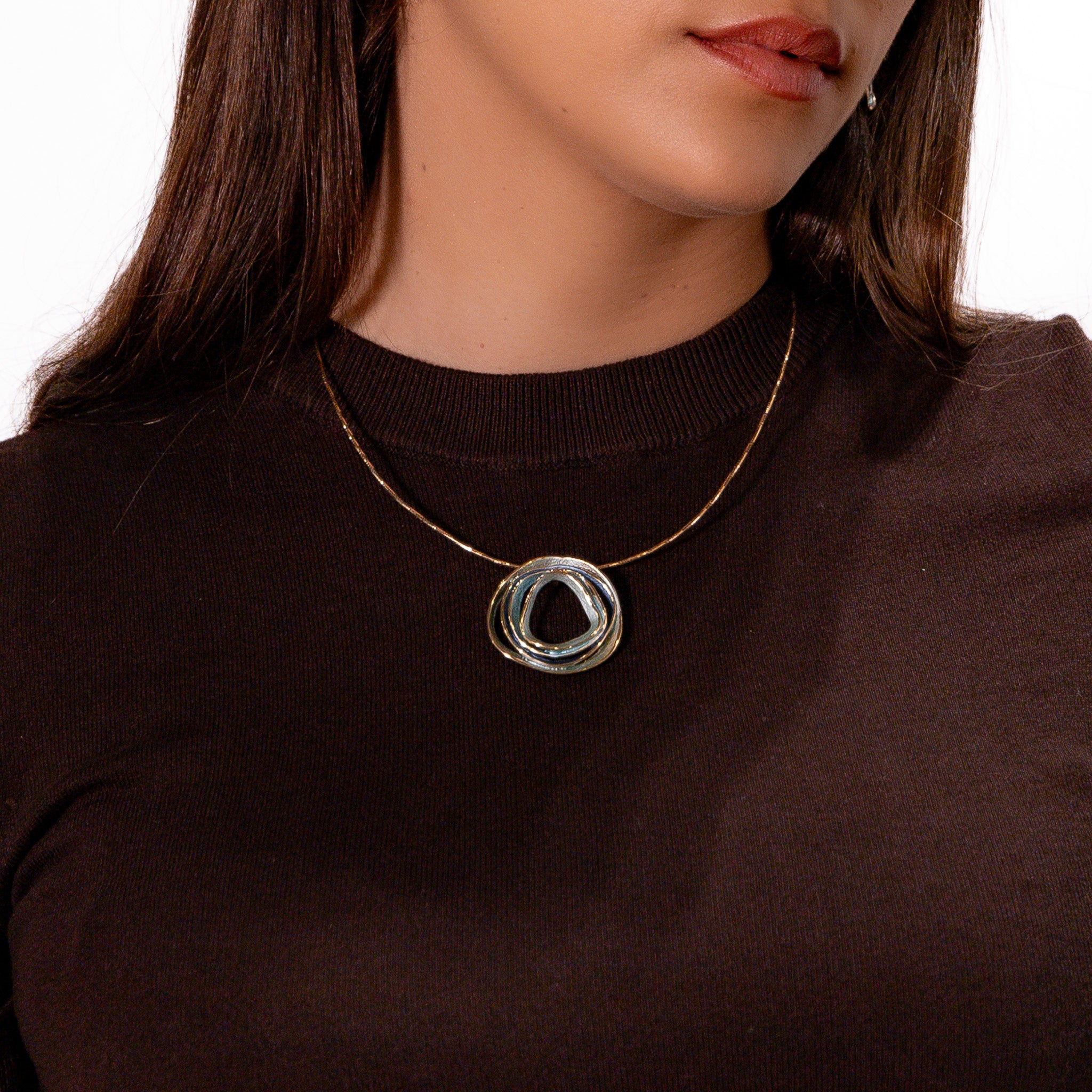 Collana filo semi rigido corto zama cerchi concentrici stilizzati
