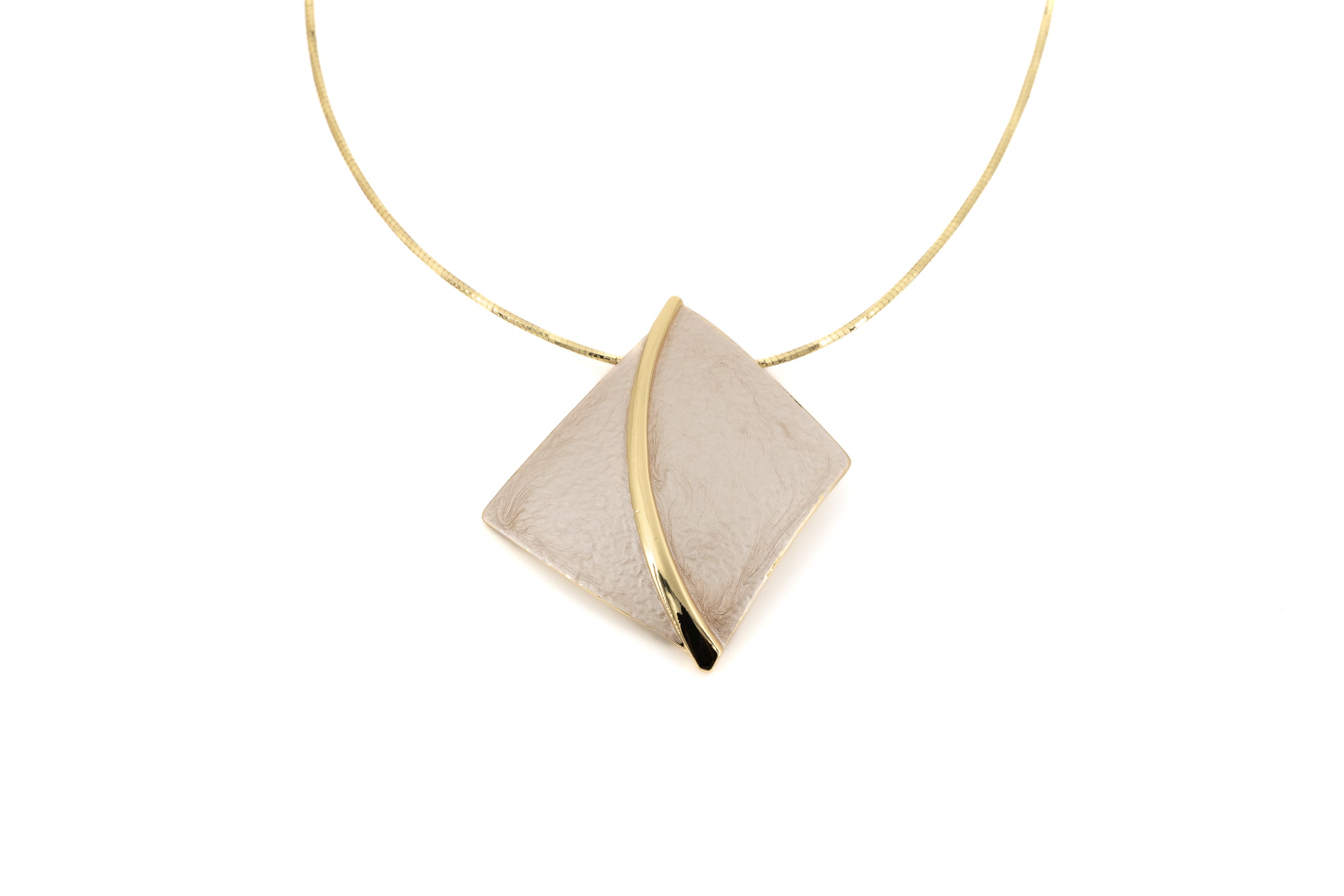 Collana filo semi rigido corto zama rombo stilizzato