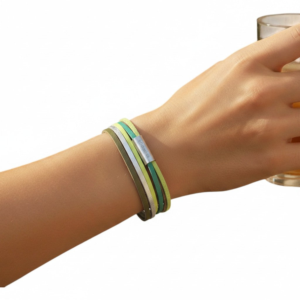 Peter Bijoux Modeschmuck multi-strand faux leather bracelet in natural tones with magnetic clasp.