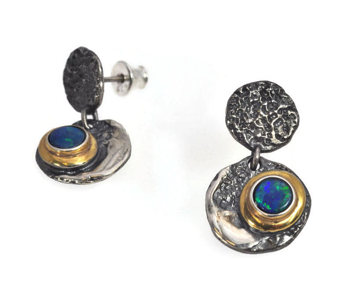 Orecchini a bottone in argento annerito e doublette opale