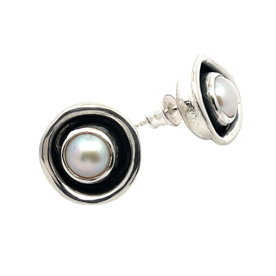 Orecchini a bottone in argento annerito e perla d'acqua dolce